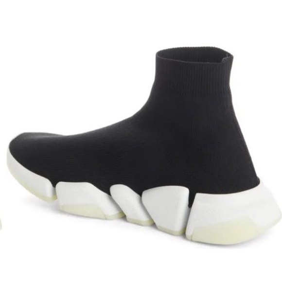 Hey everyone! It’s been used but still in very good condition! Glows in the dark - Picture 5 of 5